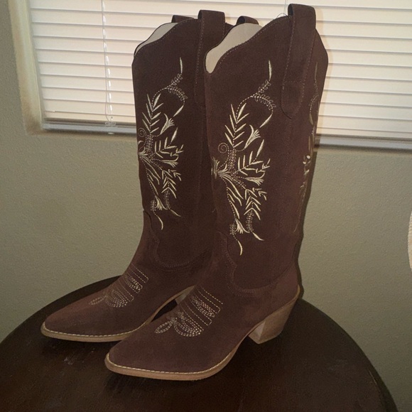 Brown Western Embroidered Cowboy Boots - Picture 1 of 8